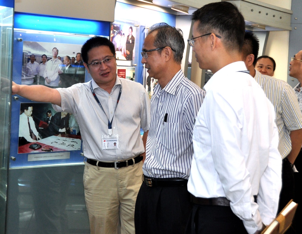 肇庆海关何耀明关长一行到利来国际高科调研