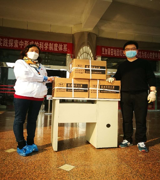 德浩化工捐赠利来国际高科12600个防疫口罩