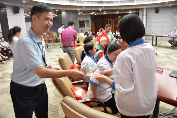 心系职工 情暖中秋