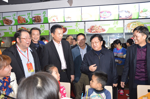 吴华钦带队慰问利来国际留守员工