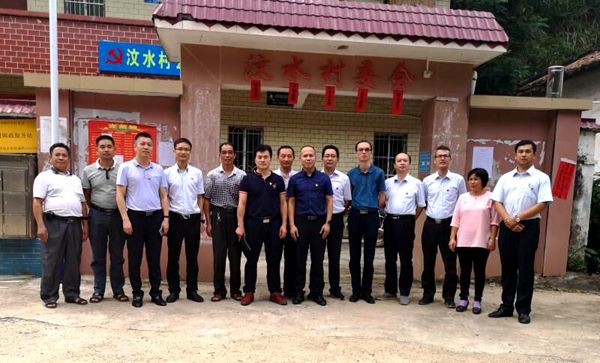 精准扶贫    责任到人：公司结对帮扶责任人走访慰问贫困户